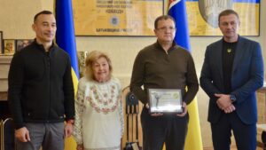 Юрій Грига отримує нагороду