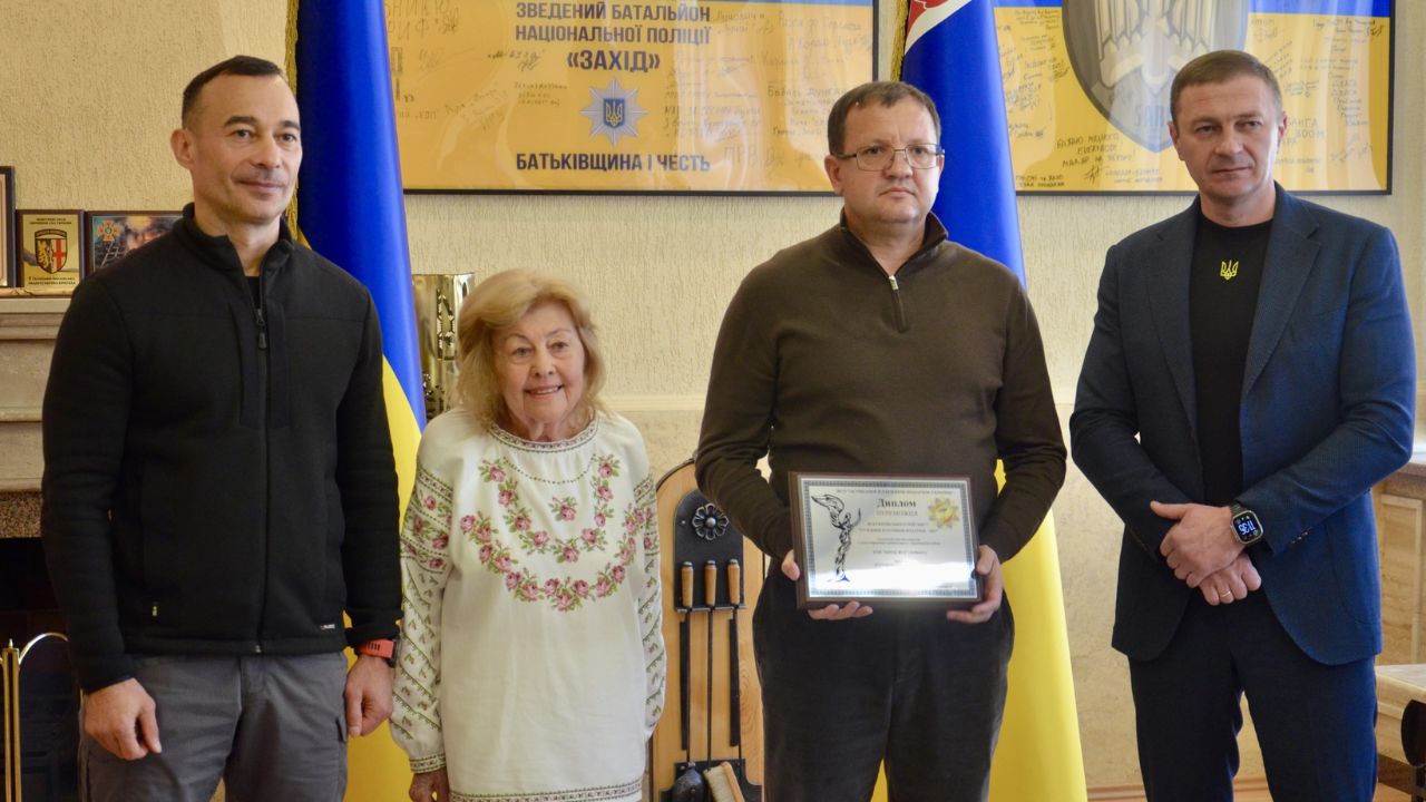 Юрій Грига отримує нагороду