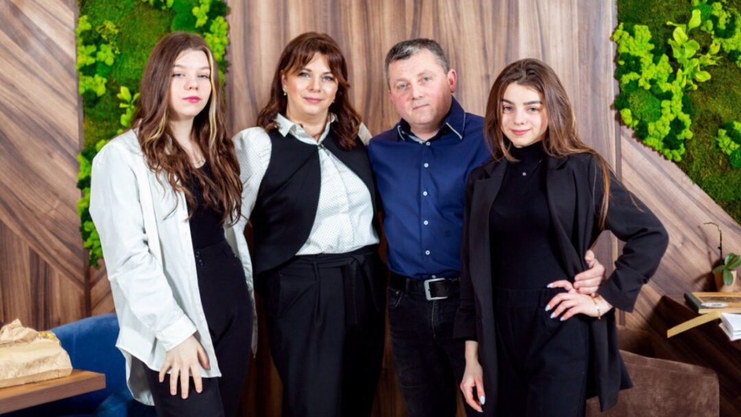 Мирослава Голонич з чоловіком та доньками