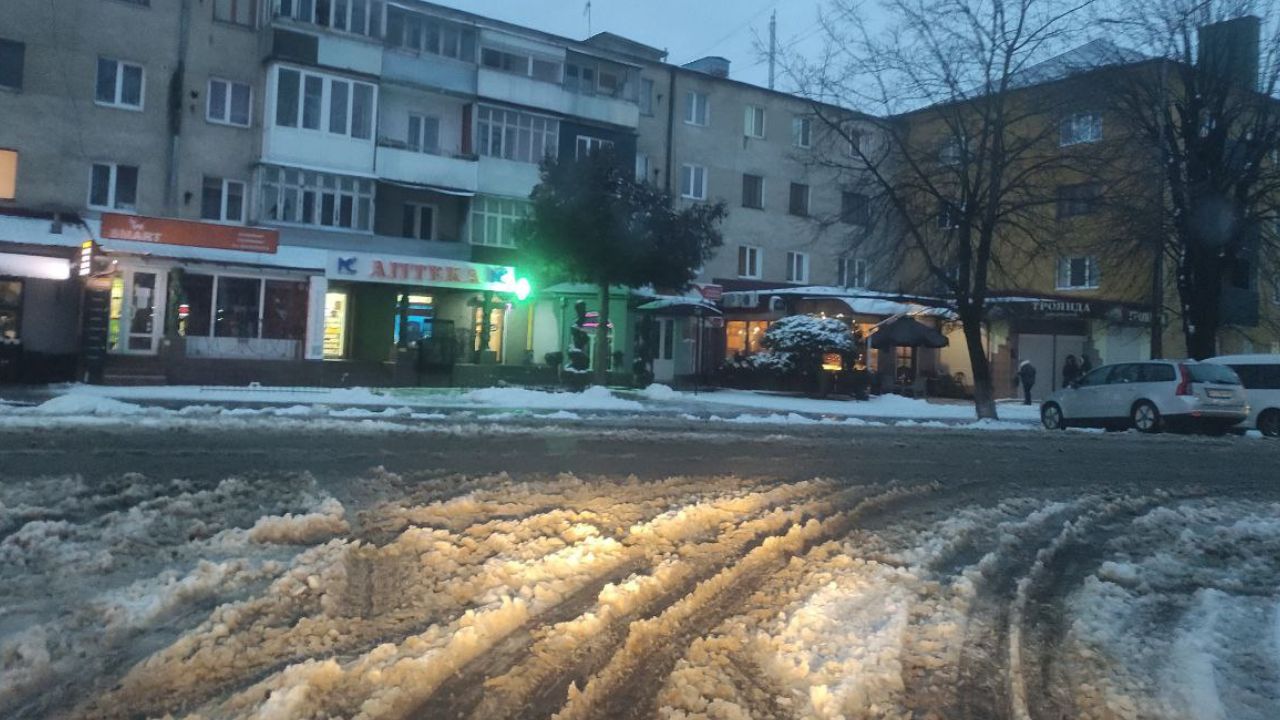 Сніг на вулицях Сваляви