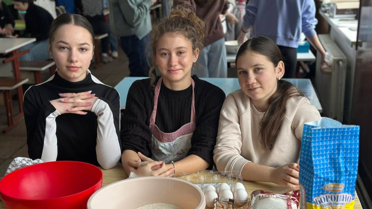 Учні школи Масарика випікають печиво