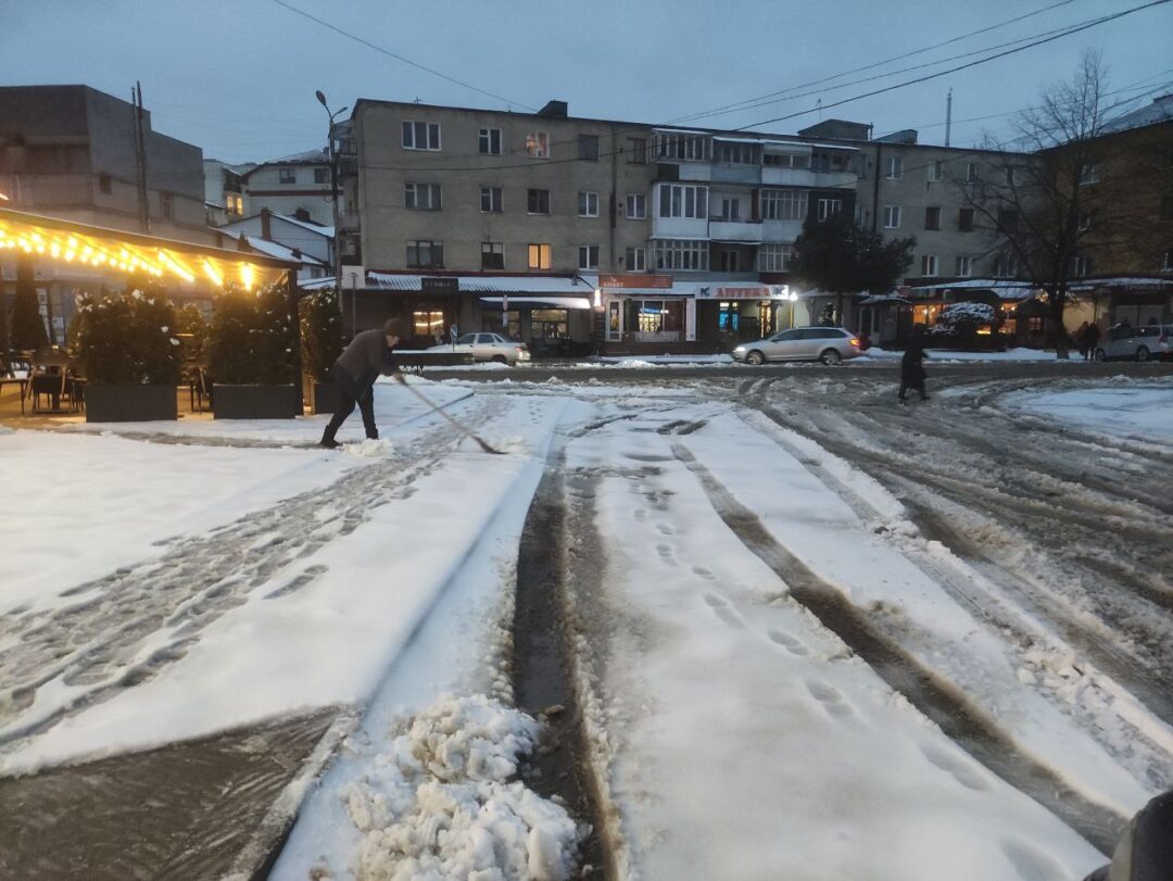 Сніг дороги Свалява