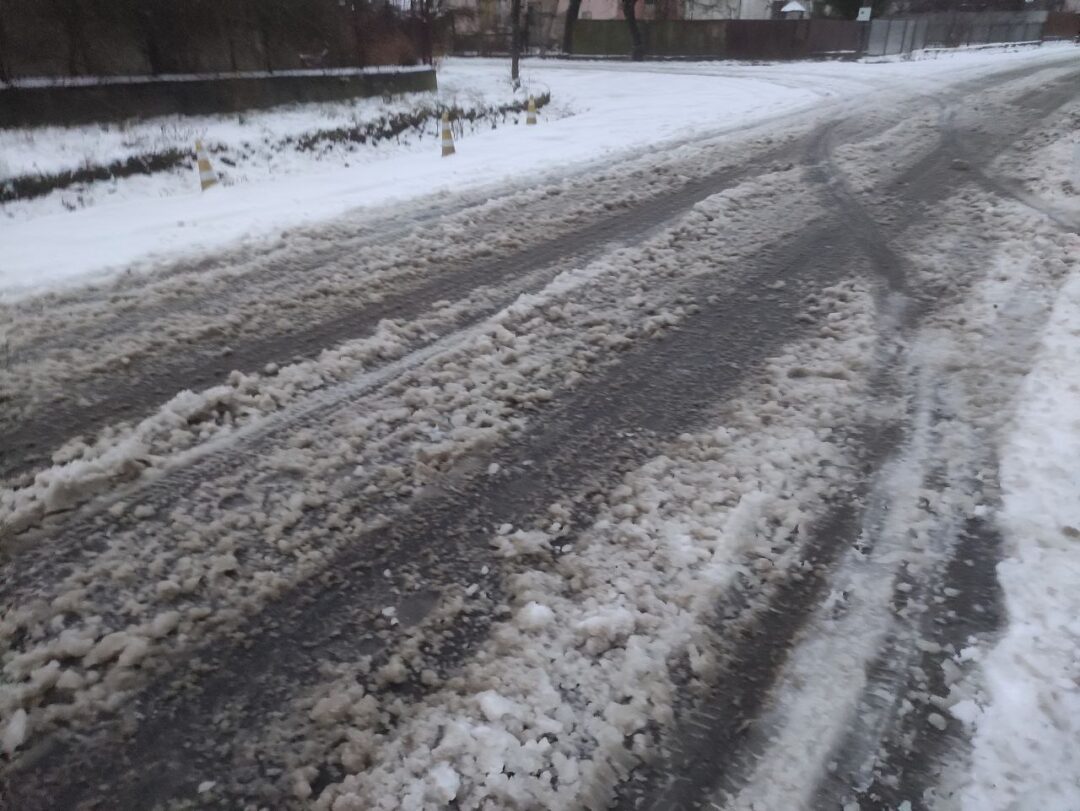 Вулиця у Сваляві засніжена