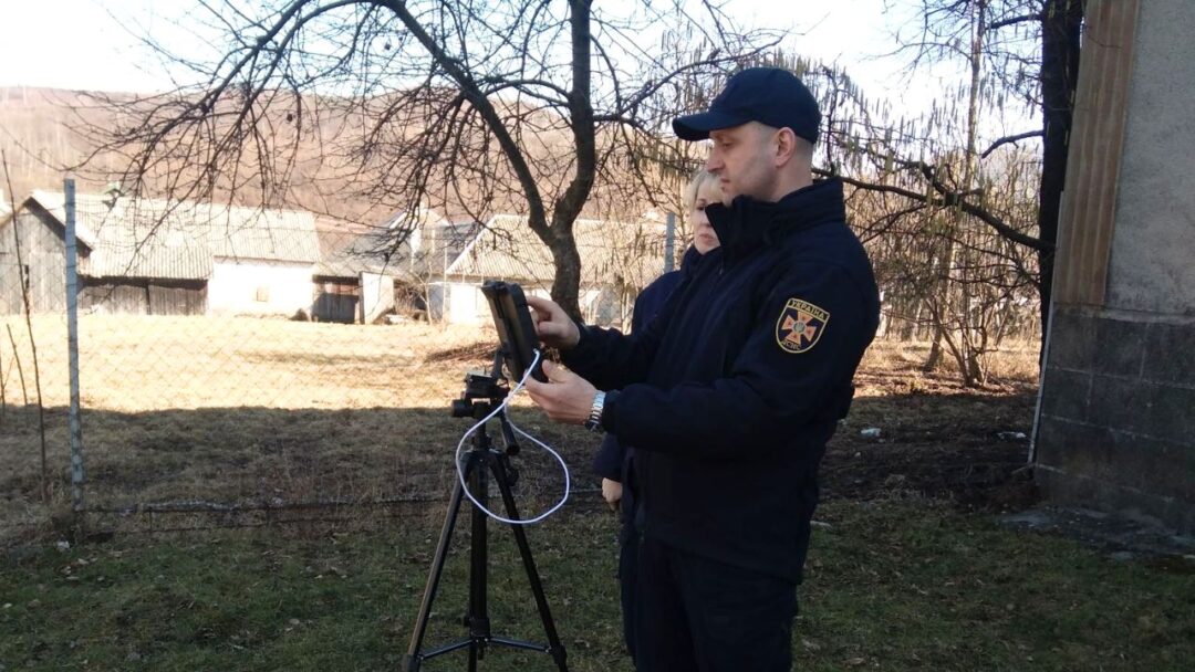 Вогнеборці вистежують паліїв сухої трави