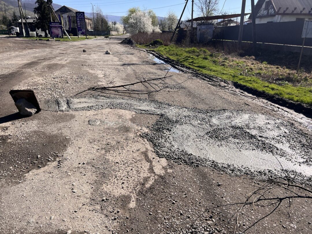 Забетоновані вибоїни у Сваляві