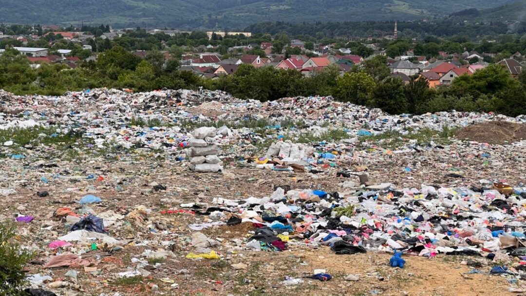 Сміттєзвалище на тлі мікрорайону Табли