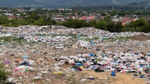 Сміттєзвалище на тлі мікрорайону Табли