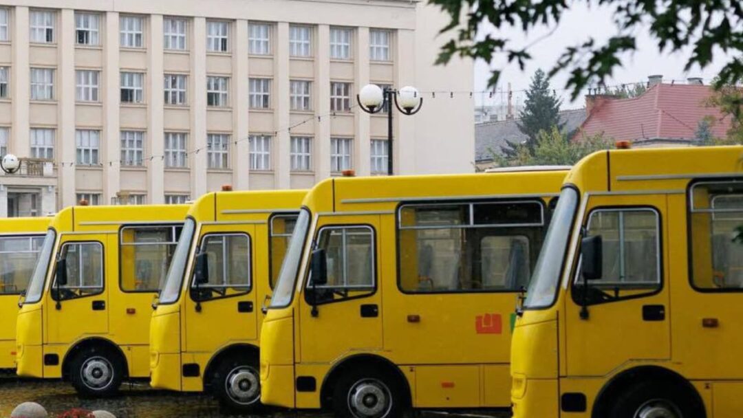 Шкільні автобуси
