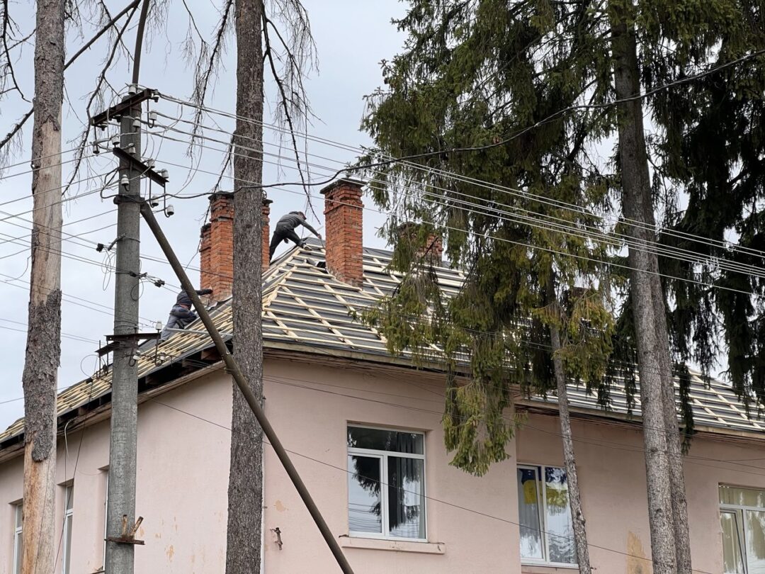 Ремонт даху стоматполіклініки Сваляви