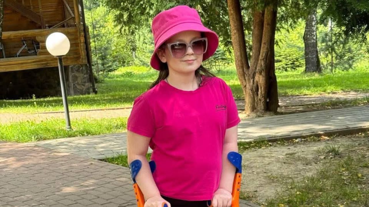 Дівчинка на реабілітації