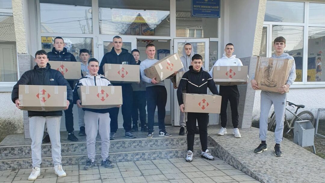 Учні Березниківського ЗЗСО з посилками