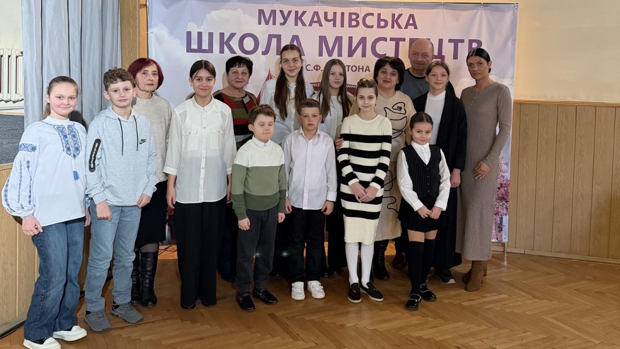 Учні школи мистецтв Сваляви з викладачами