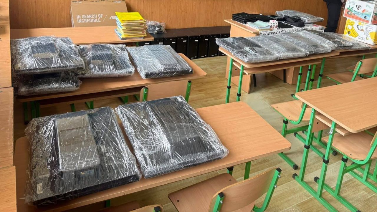 Передані комп'ютери школам Сваляви