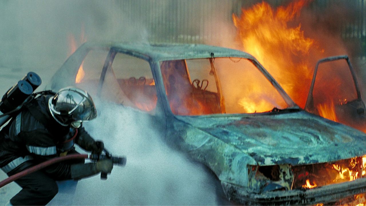 палаючий автомобіль