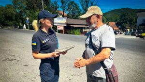 Рятувальниця спілкується з полянцем