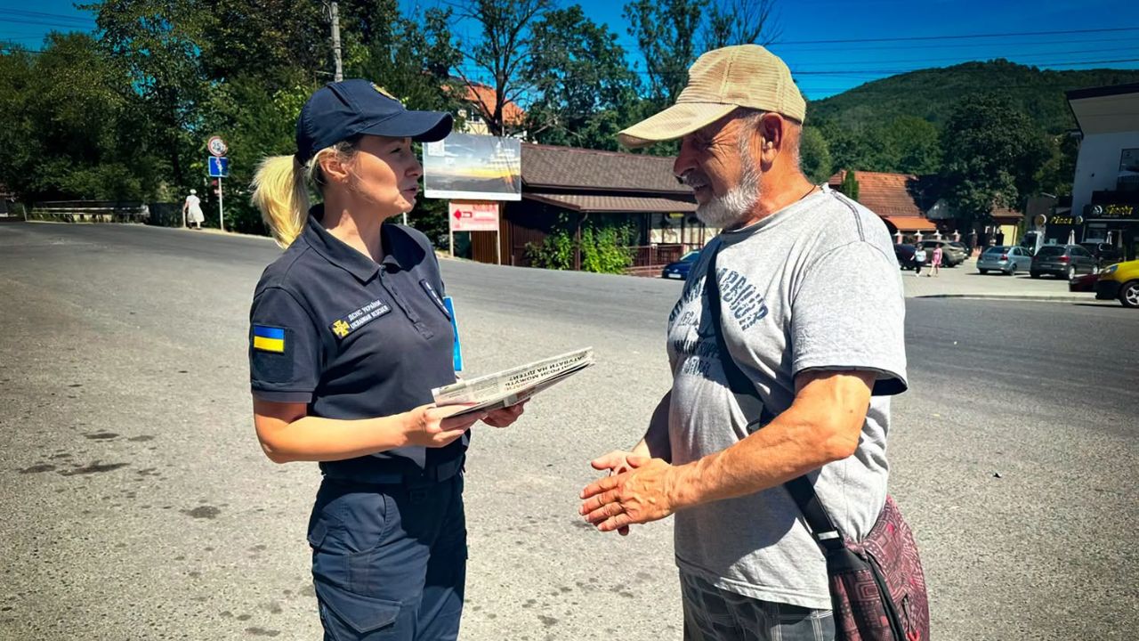 Рятувальниця спілкується з полянцем