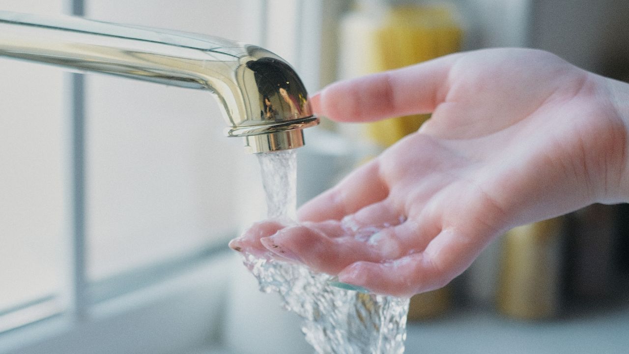 Вода тече з крана