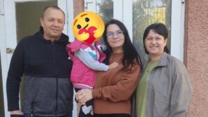 Дівчинка з прийомними батьками